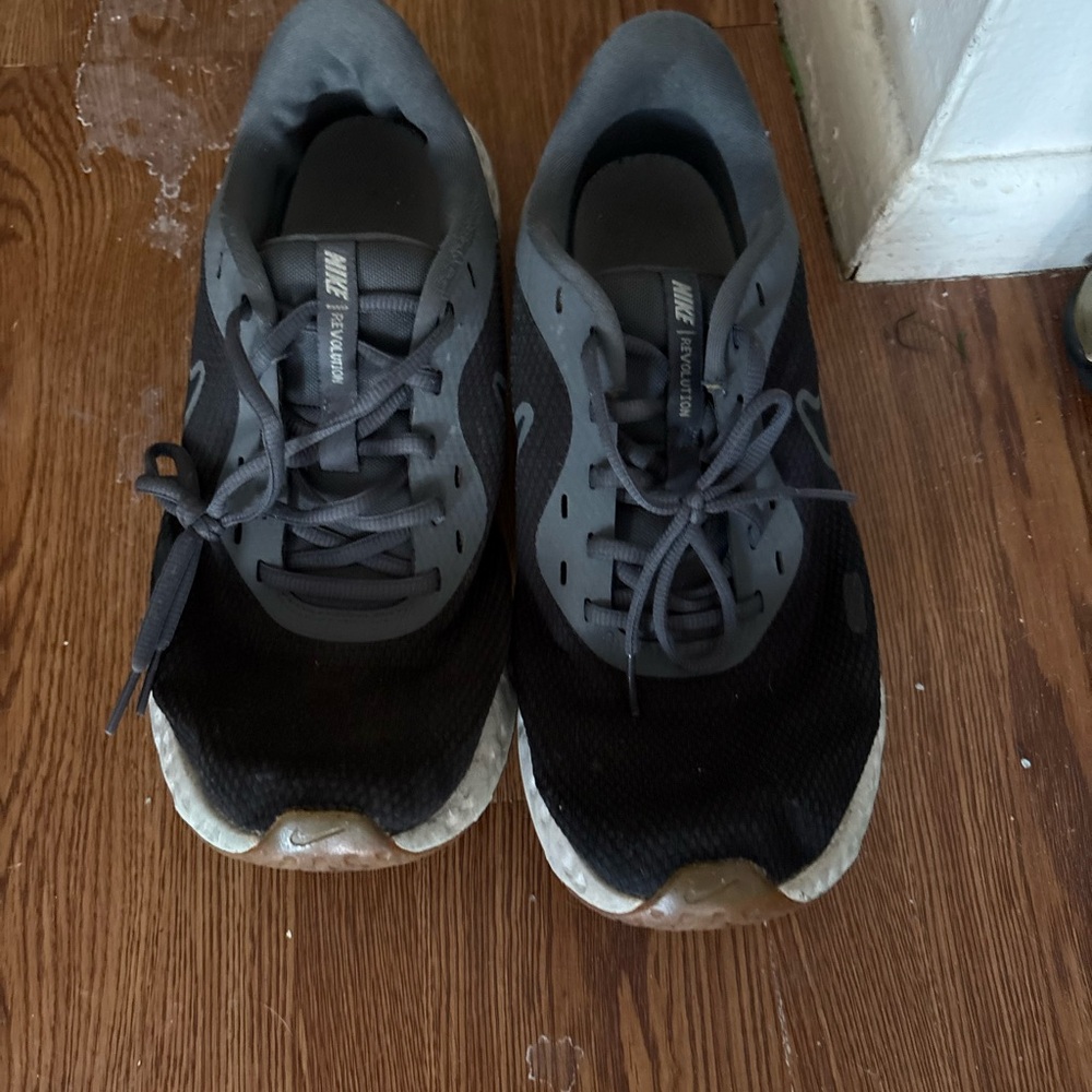 Nike Men's Black and Gray Athletic Shoes